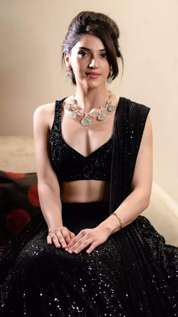 Mehreen Pirzada Wallpapers