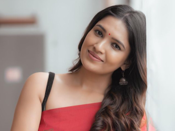 Vani Bhojan Wallpapers