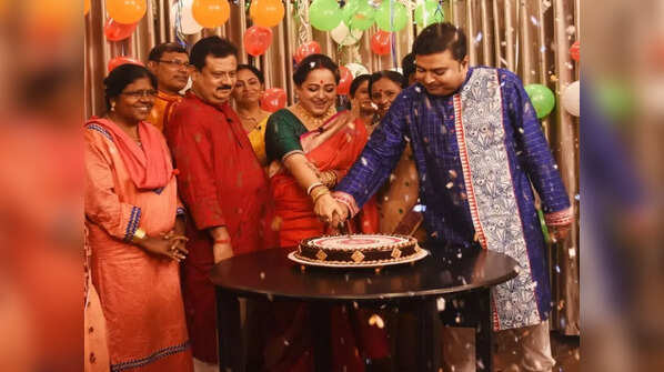 Biswanath Basu welcomes co-host Aparajita Adhya and her family on the show’s 200th episode; here’s a glimpse of a grand celebration