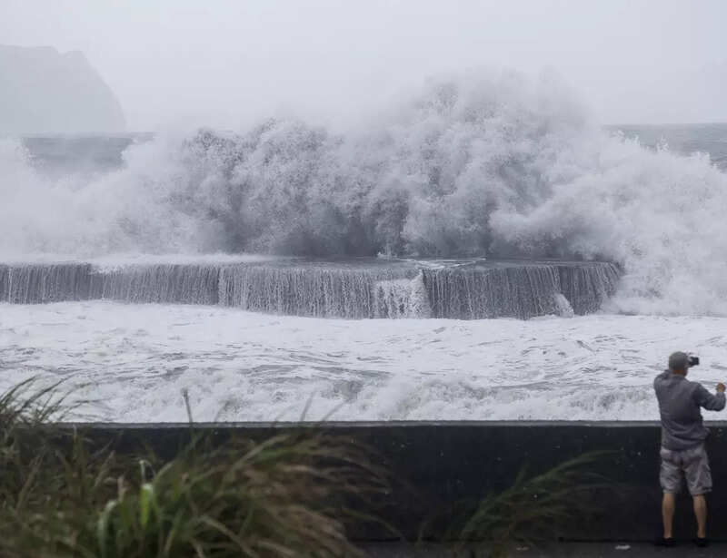 Typhoon Haikui unleashes heavy rainfall and strong winds in Taiwan