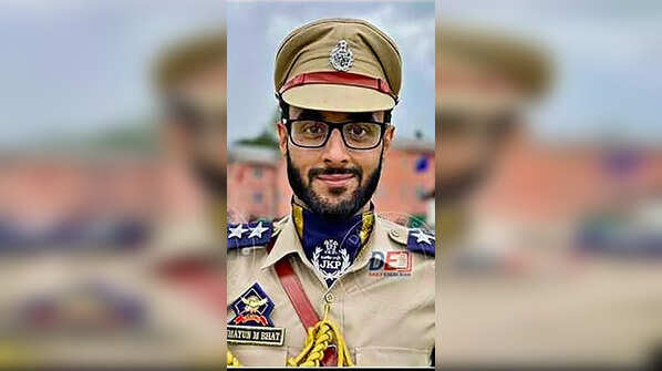 J&K LG pays tributes to slain DSP