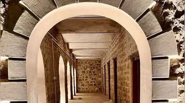 Single-storey stone structure