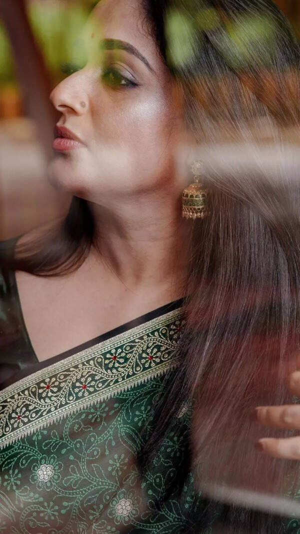 kavya madhavan Pictures