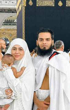 Sana Khan visits Mecca with son