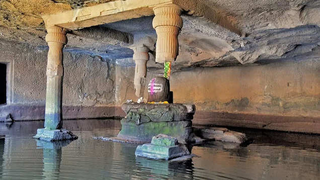 O mistério por trás dos quatro pilares do Templo da Caverna Kedareshwar em Maharashtra