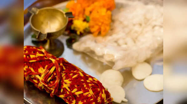Important things to keep in mind while tieing a sacred thread