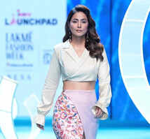 Hina Khan shines on the ramp with her effortless style and grace, see pictures