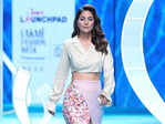 Hina Khan shines on the ramp with her effortless style and grace, see pictures