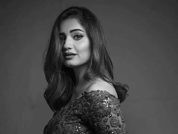 Hruta Durgule Wallpapers