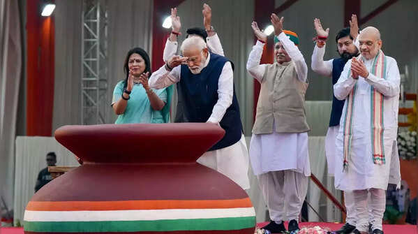 PM Modi applies ceremonial tilak
