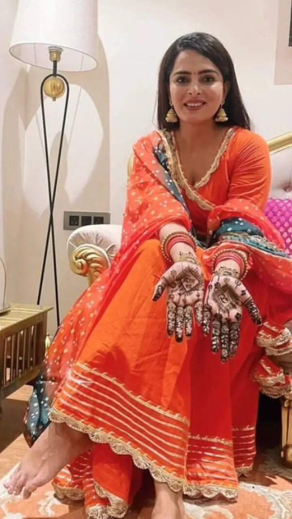 Ruhi Chaturvedi Pictures
