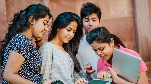 Who can access a student's APAAR data?