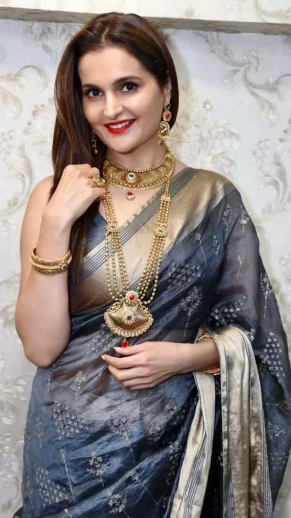 Monica Bedi Wallpapers