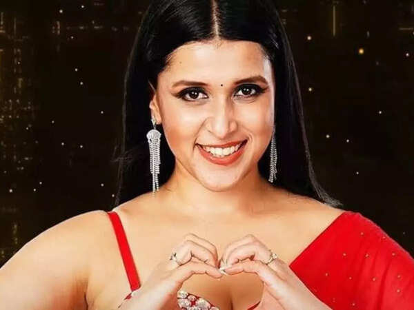 Mannara Chopra Images