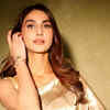 Vaani Kapoor weaves six yards of ethnic magnificence in golden silk saree |  Times of India