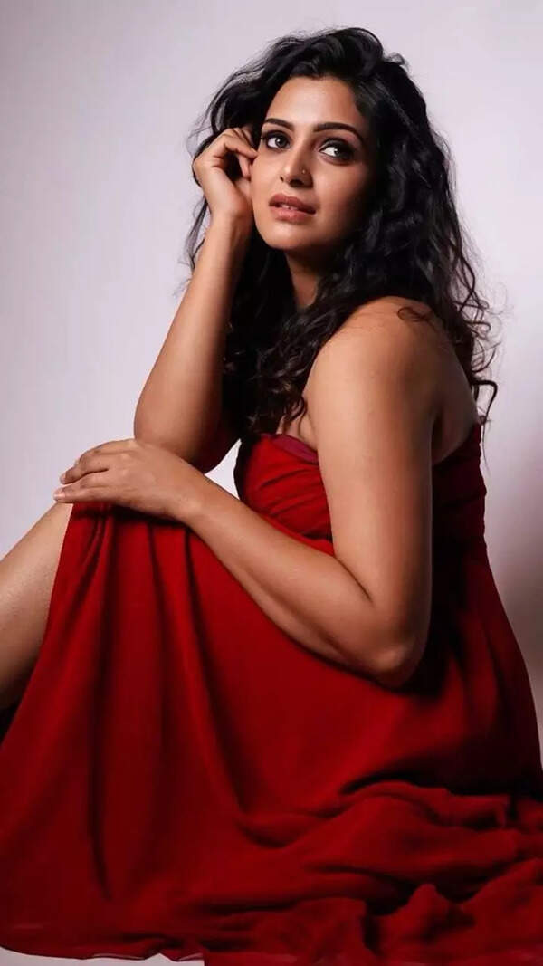 Divya Pillai Photos