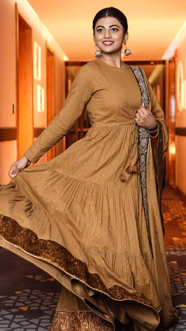 Anandhi Wallpapers