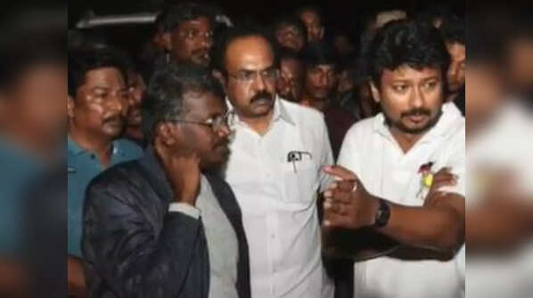 Mari Selvaraj helps people affected by the Tirunelveli floods