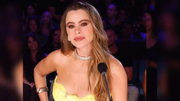 Sofía Vergara walks off the stage as co-judge Howie Mandel took a dig at her divorce