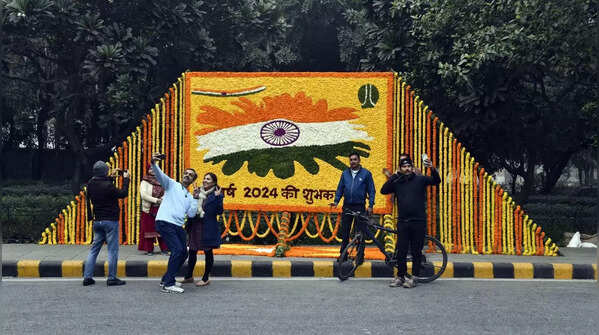 People gather to click selfie