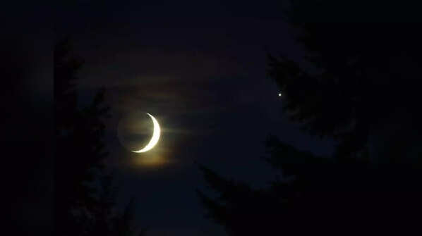 A very merry snuggling of the Venus and a crescent moon