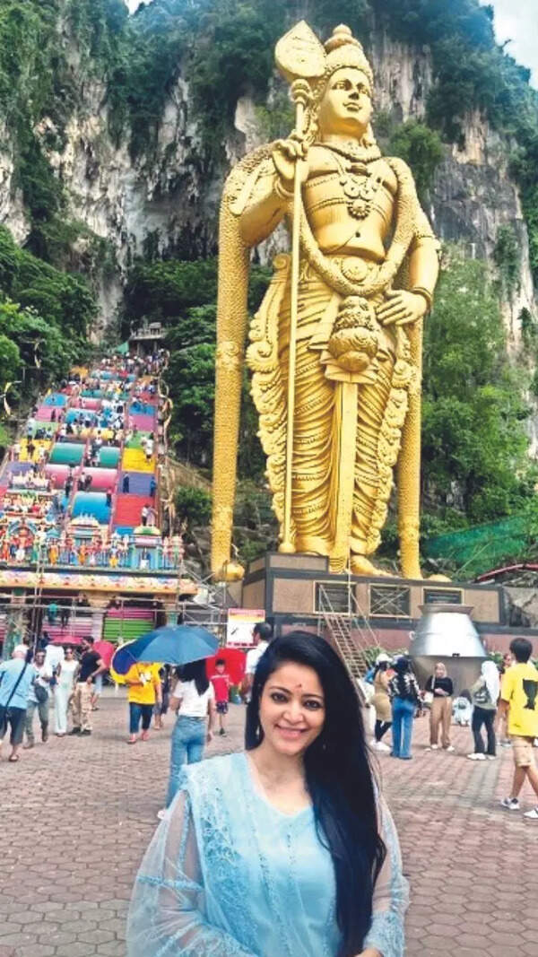 Janani Iyer Wallpapers