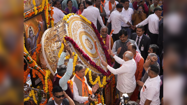 Gujarat's 500kg gold-adorned nagada arrives in Ayodhya