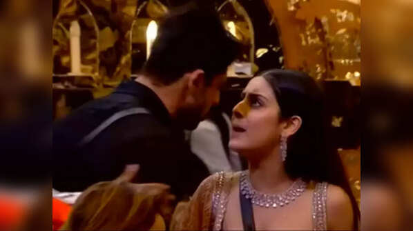 Joh ladka Uske baare mein galat nahi bolta how can he slap her
