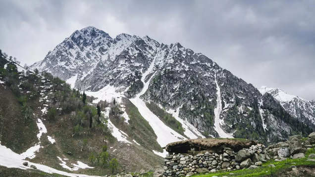 Tourists head to lesser-known Sinthan Top to enjoy snow in Kashmir