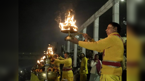 Evening aarti on the banks of Saryu Ghat