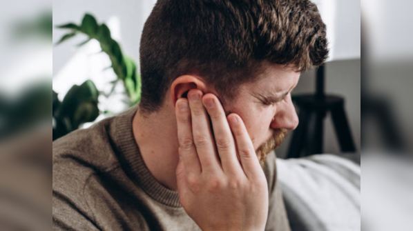 What are the symptoms of trigeminal neuralgia?