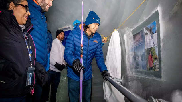 Der Schweizer Tourismusverband ehrt Neeraj Chopra mit einer Gedenktafel am Jungfrau-Eispalast