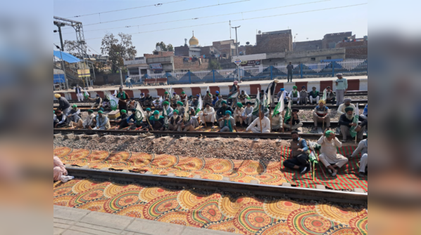 Protesting farmers launch 'rail roko'