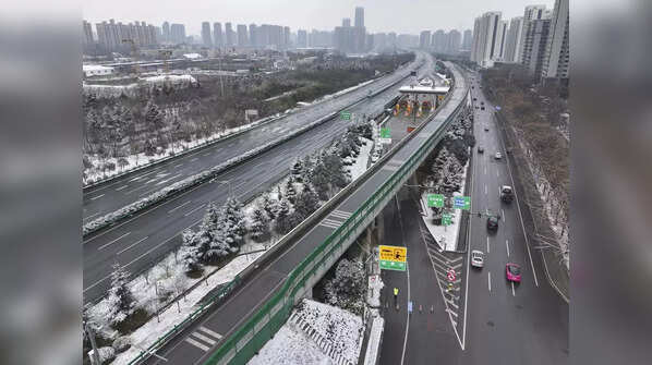 Heavy snow covers northern and central China