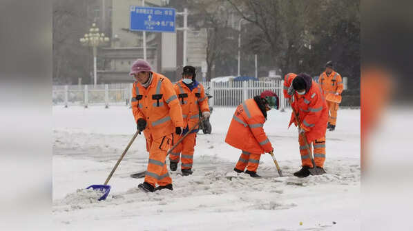1,500 workers carry out snow removal overnight