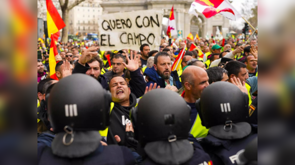 Spain farmers protest 'suffocating bureaucracy'