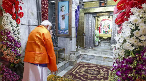 Offered prayers at Dwarkadhish temple