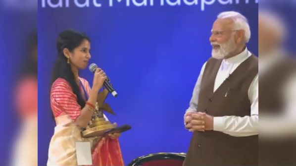 Maithili Thakur asking for a selfie