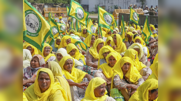 Slogans against Centre raised