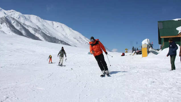 Gulmarg authorities take action against illegal tourist guides
