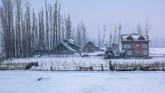 Kashmir weather update: Rainfall in Srinagar and snowfall in Gulmarg delight tourists
