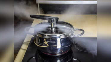 How Many Whistles for Rice in Pressure Cooker: Quick Guide