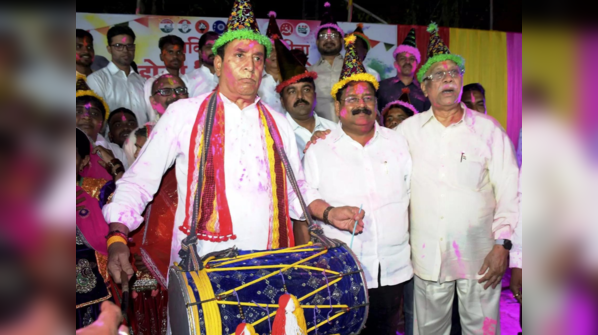 Anil Deshmukh plays Holi in Nagpur
