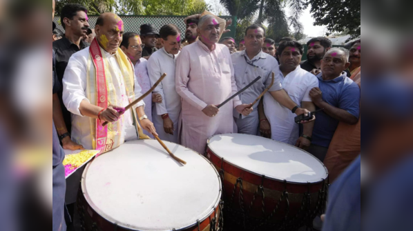 Rajnath Singh celebrates Holi at his residence