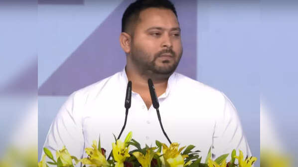 Tejashwi Yadav targets PM Modi at Ramlila maidan, sings Govinda's song