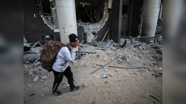 Israeli military claims clashes near hospital, Hamas declines armed presence