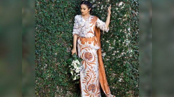 Why are Kandyan saris popular?