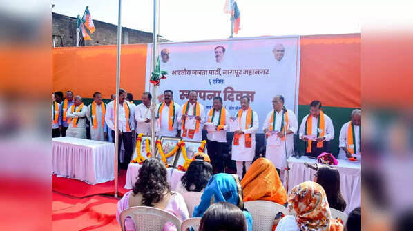 Maharashtra BJP members celebrate foundation day in Nagpur
