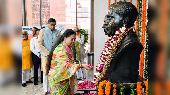 BJP national vice-president Vasundhara Raje pays tribute to founders