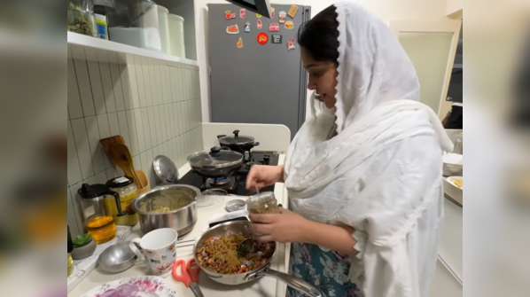 Dipika takes charge of cooking everything at her home after Saba and Sunny leave for Maudaha